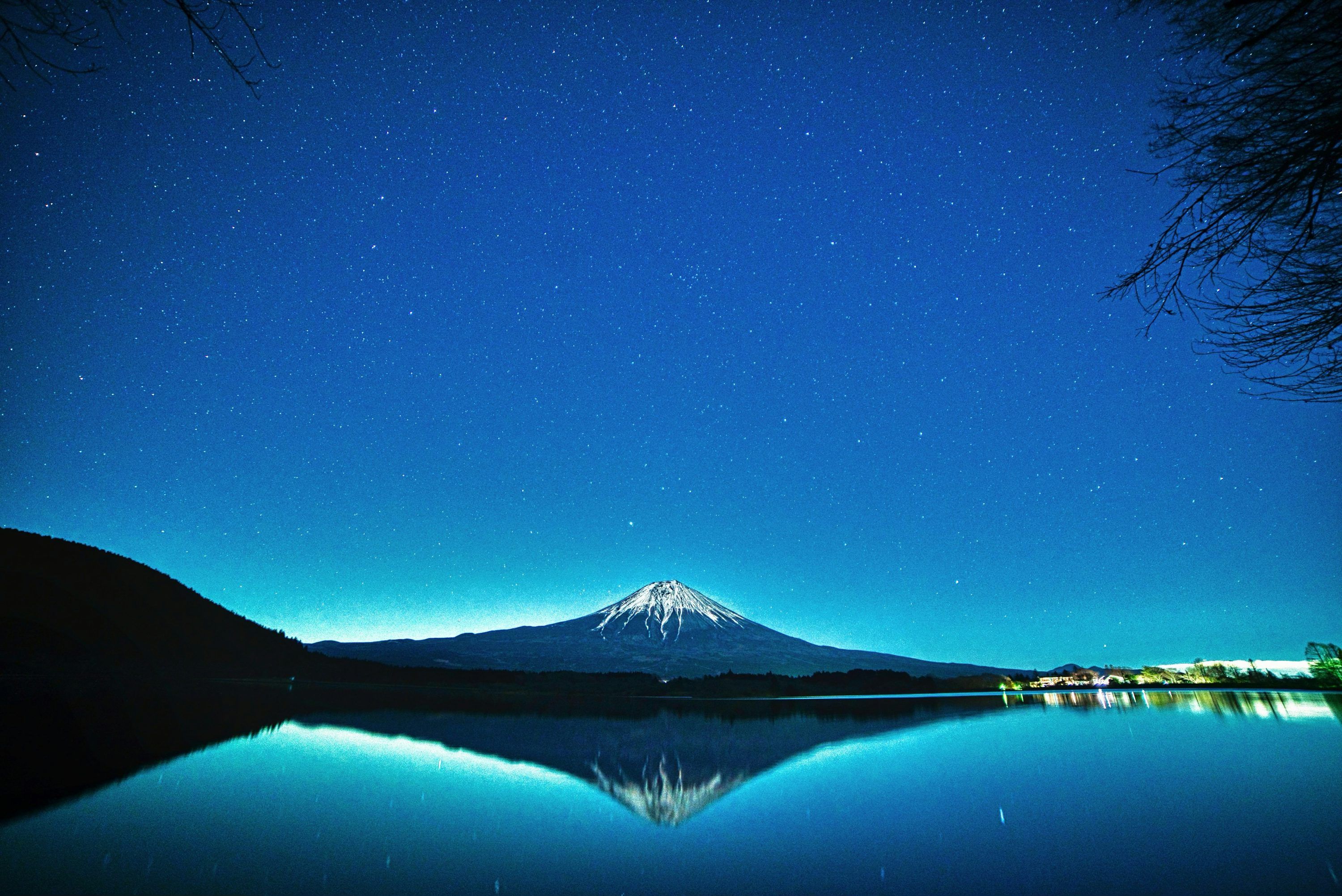 3000x2003 A lake with a mountain in the background at night