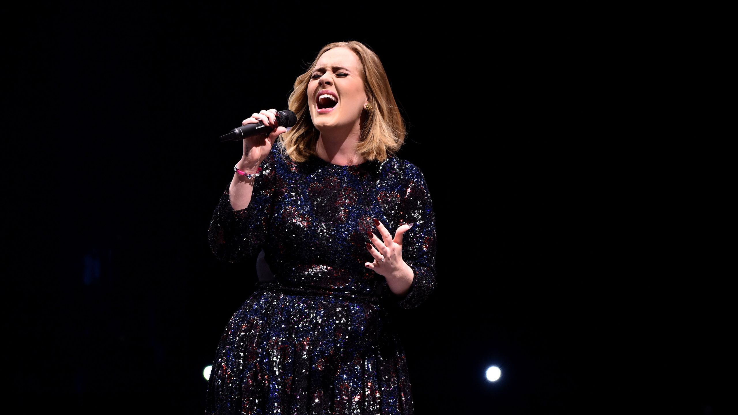 2560x1440 Watch Thousands of Adele Fans Save the Day When Her Mic Cut Out at a C