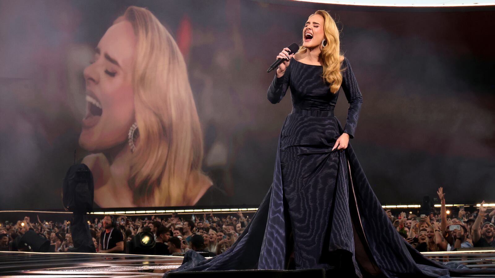 1600x900 Adele Pauses Mid Concert To Watch Olympic Women's 100 Meter Final