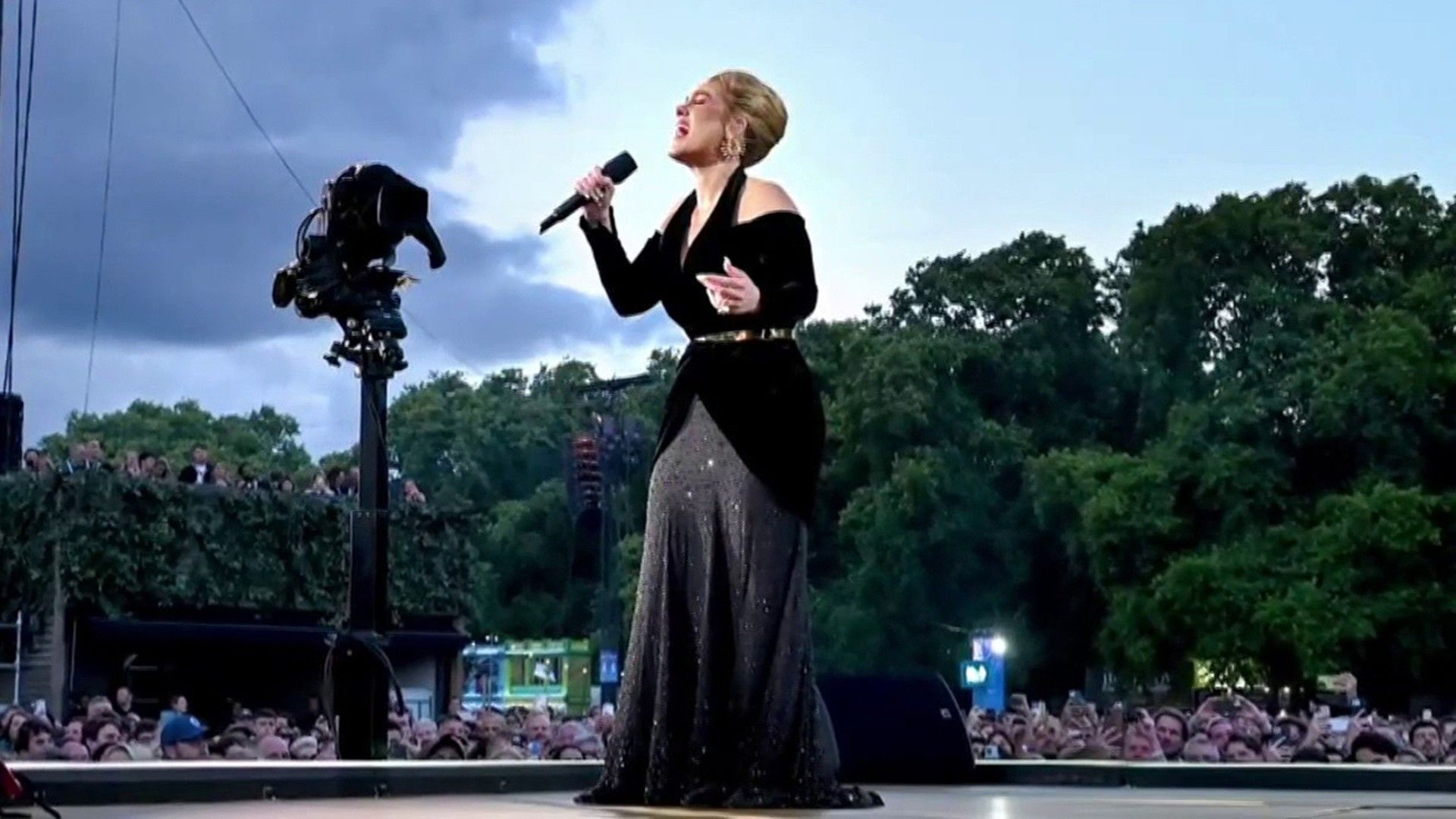 1920x1080 Adele pauses concert several times to check in on fan safety