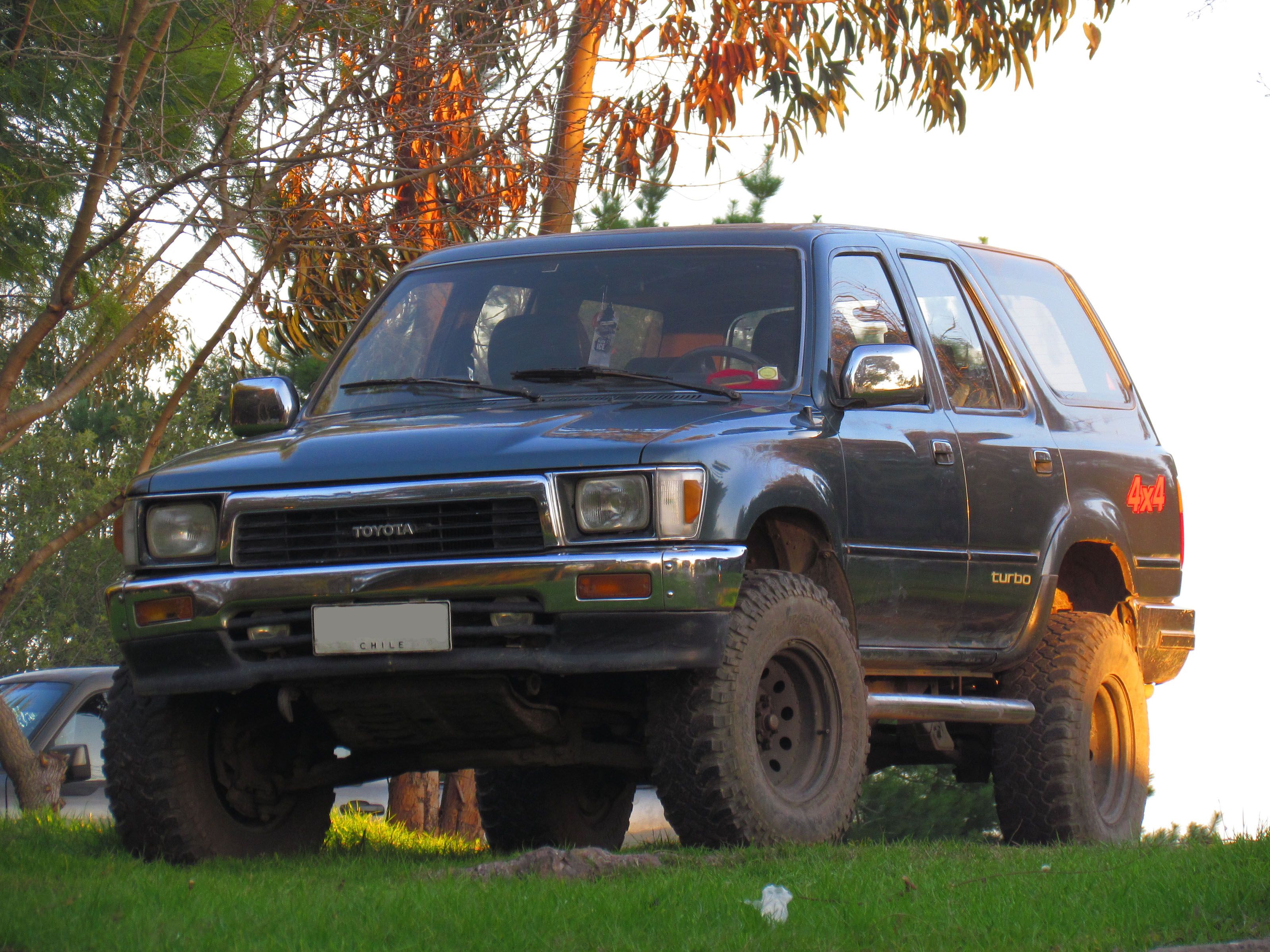 3200x2400 Toyota Hilux Surf 2.4 SSR Turbo