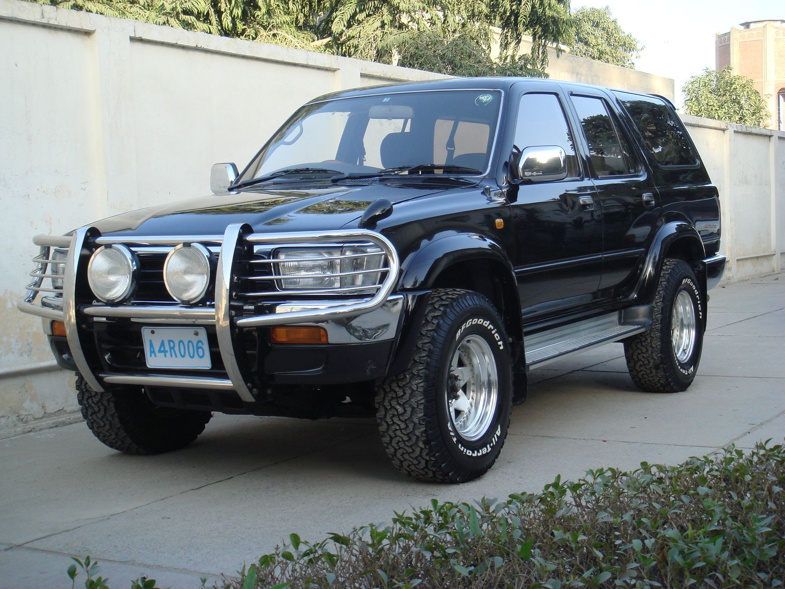 1600x1200 Toyota Hilux Surf: Prices, Reviews & Picture