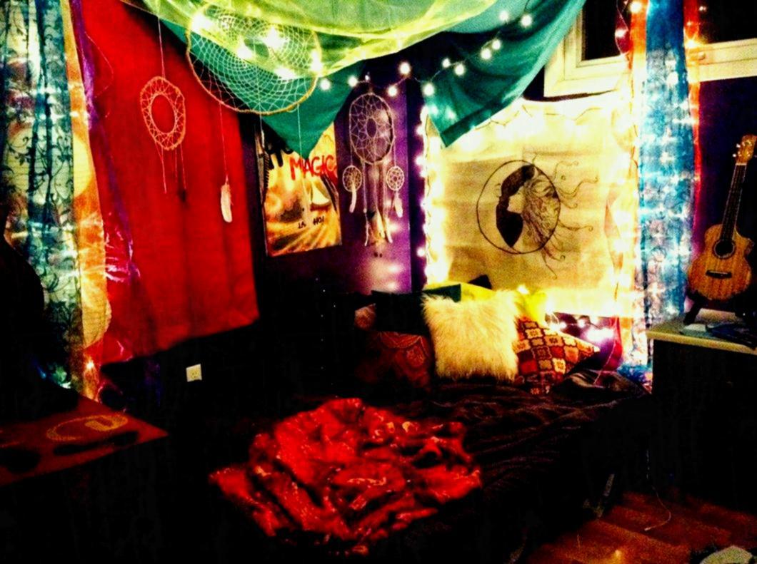 1060x791 Bohemian Bedroom Theme Boho Wallpaper Decor Hippie Room Online