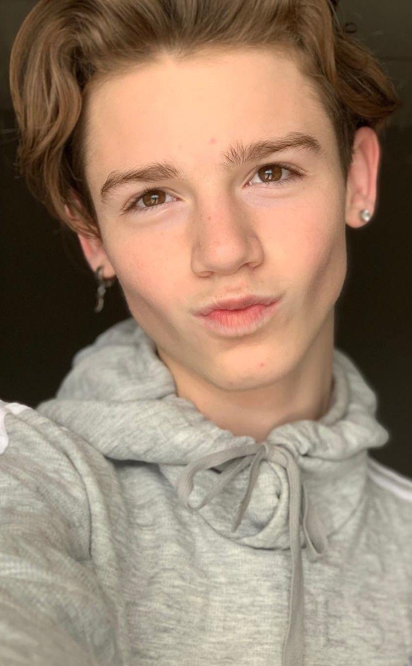 835x1350 Payton Moormeier Wallpaper