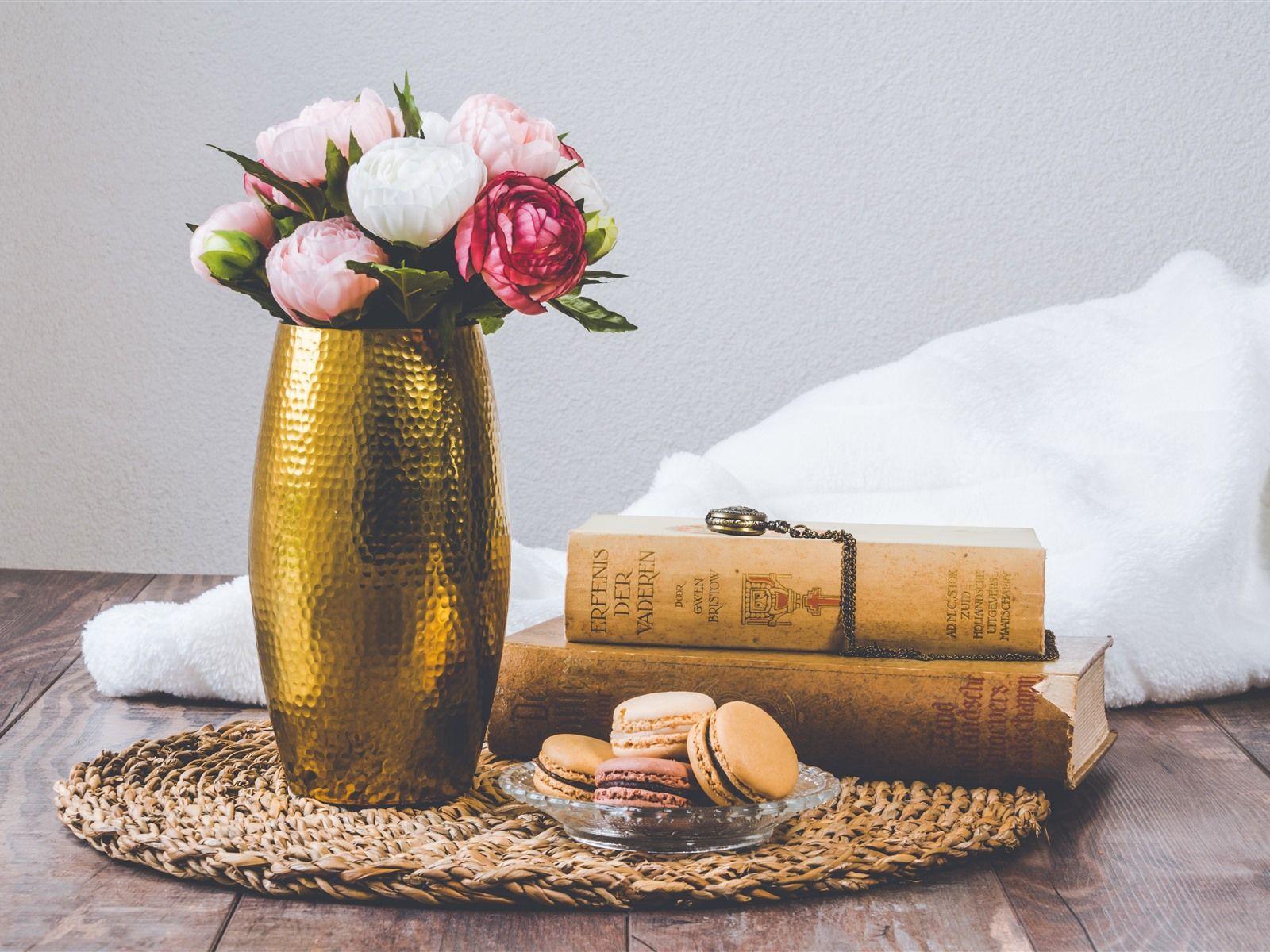 1600x1200 Wallpaper Still life, roses, books, cake, towel 5120x2880 UHD 5K Picture, Image