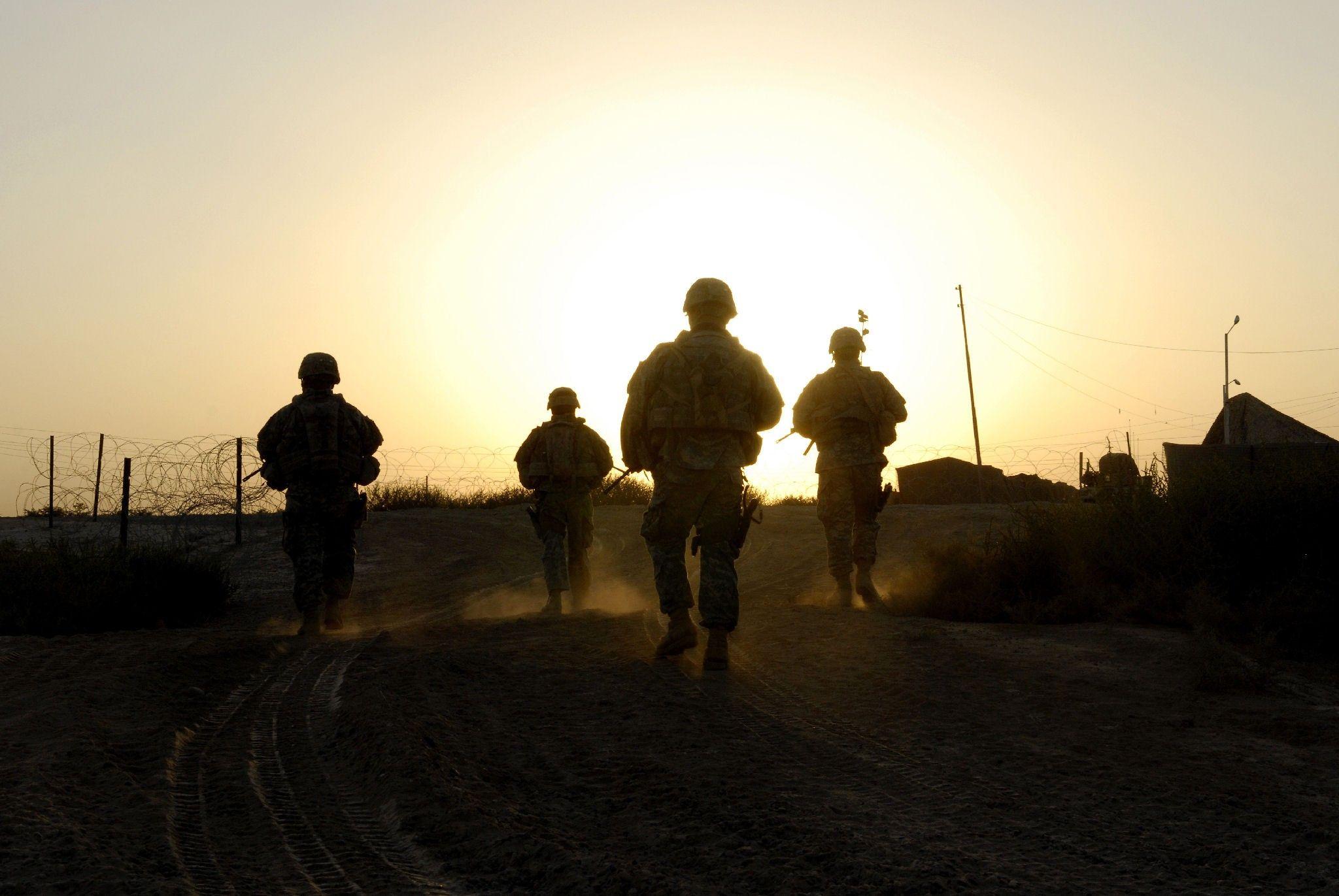 2048x1371 soldiers, team, Combat, Iraq, US Army, roads wallpaper