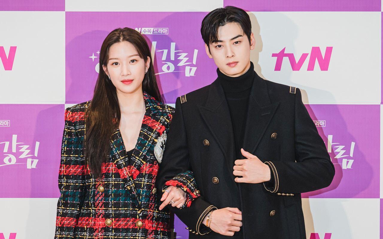 1280x800 Cha Eunwoo Beri Peringatan Moon Ga Young Agar Serius Syuting Adegan 'True Beauty' Ini