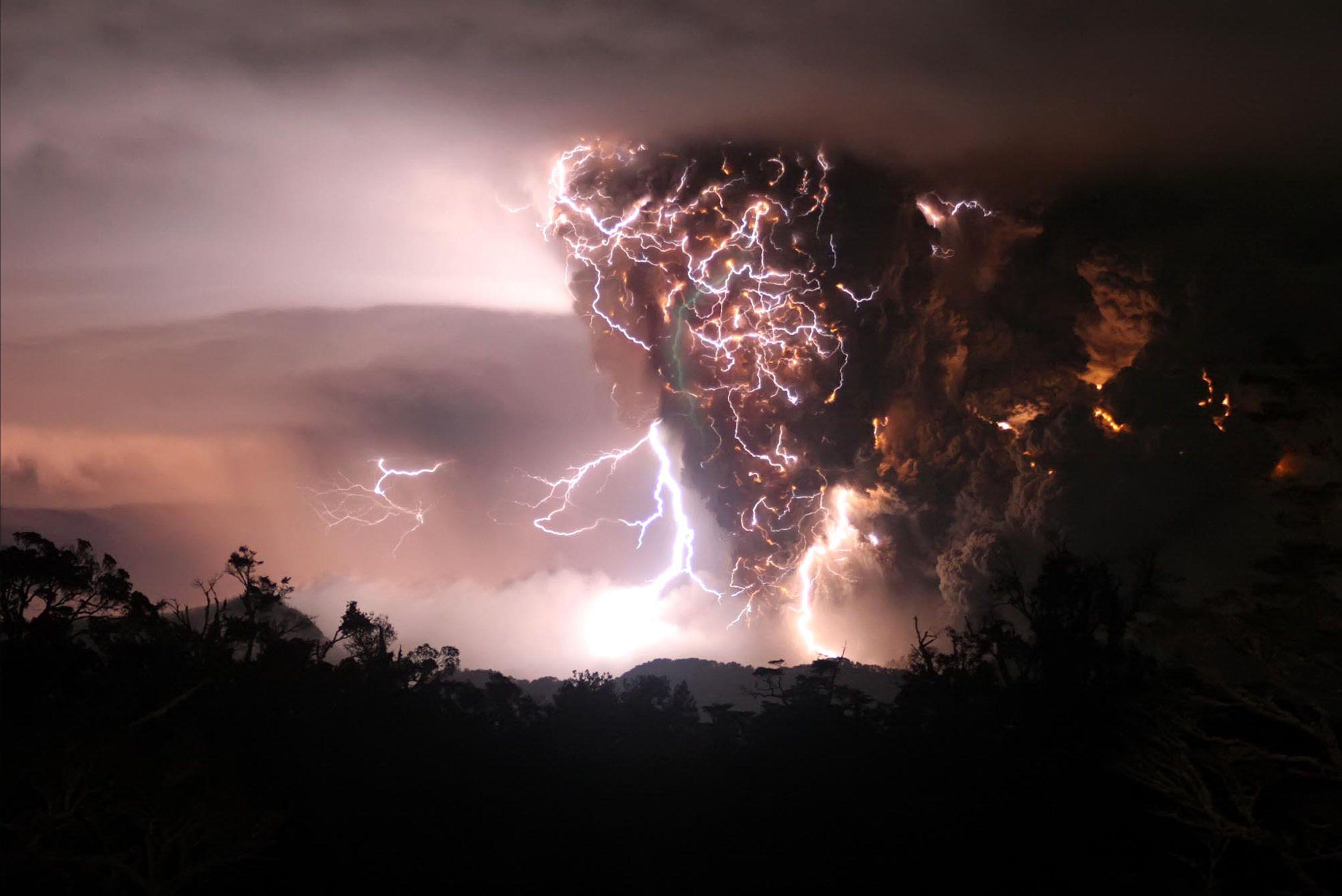 2996x2000 Lightning HD Wallpaper