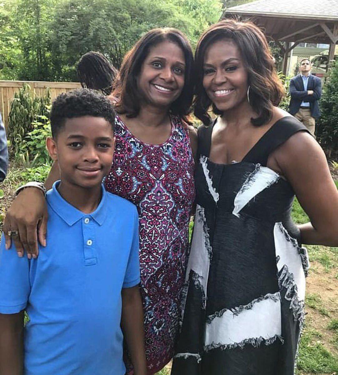 1083x1200 Sasha Obama Goes to Prom, Takes Family Picture With Michelle, Malia