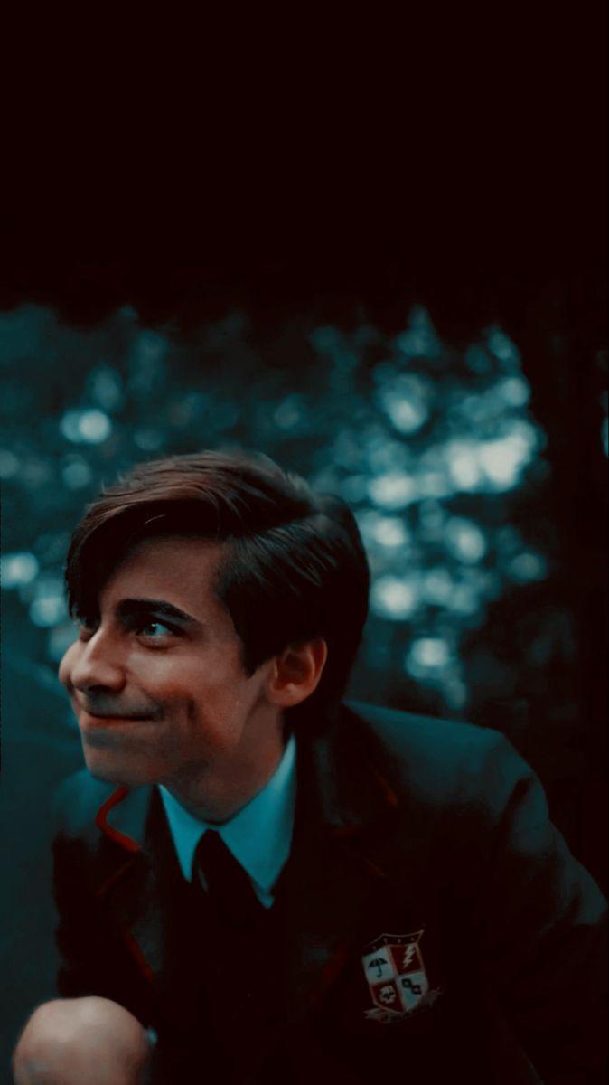 674x1200 Umbrella Academy Number Five. Personajes de película, Chicos guapos famosos, Celebridades adolescentes
