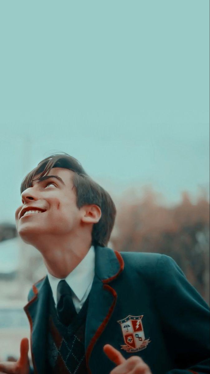 674x1200 Umbrella Academy Five. Celebridades adolescentes, Chicos famosos, Chicos guapos famosos