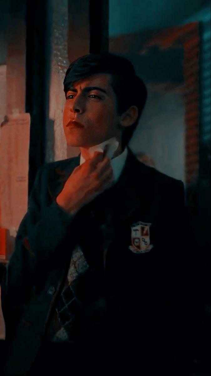 674x1200 Umbrella Academy Number Five en 2020. Fotos chicos guapos, Celebridades adolescentes, Fotos de perfil tumblr
