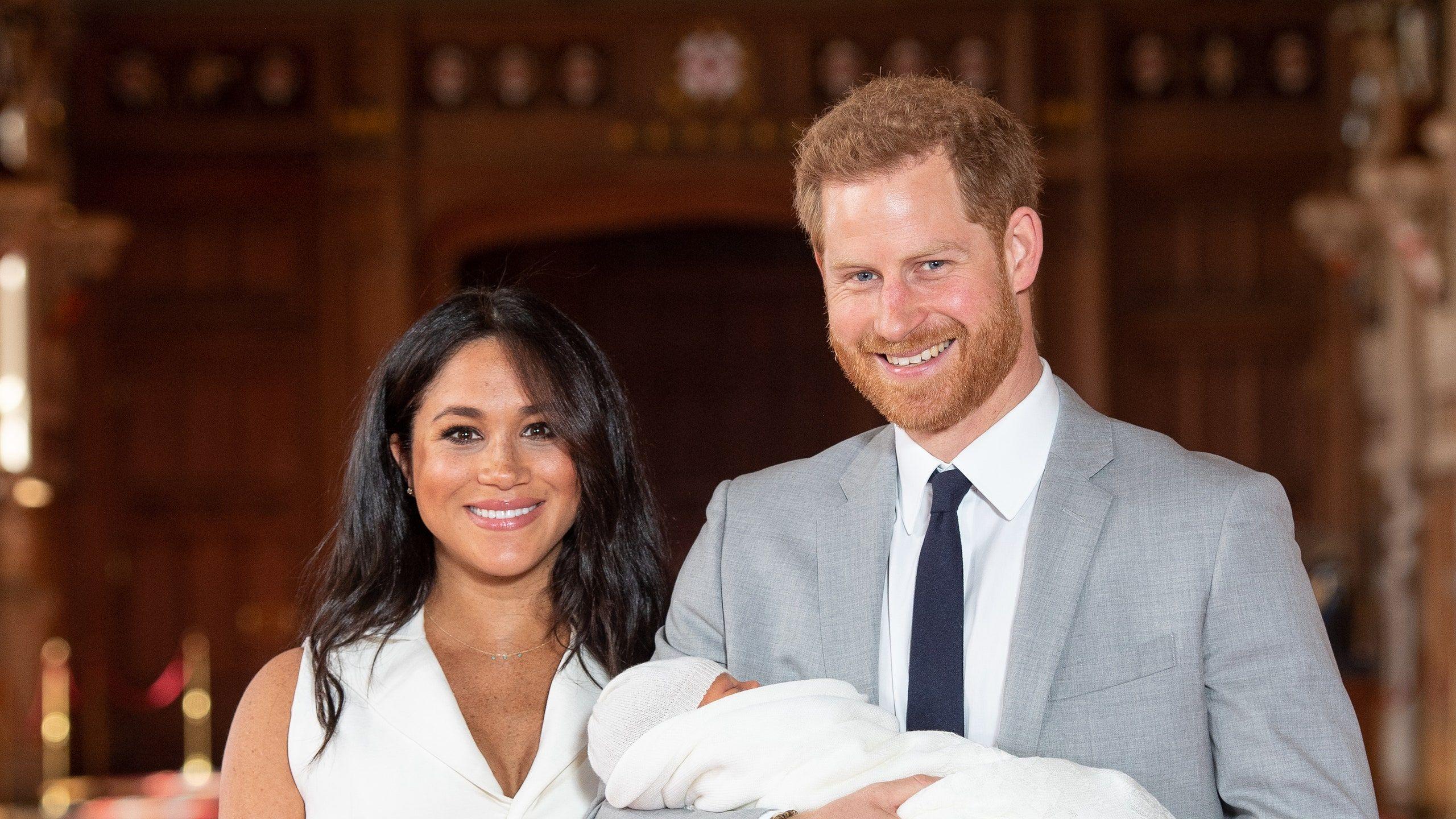 2560x1440 Meghan Markle and Prince Harry Share Royal Baby Photo