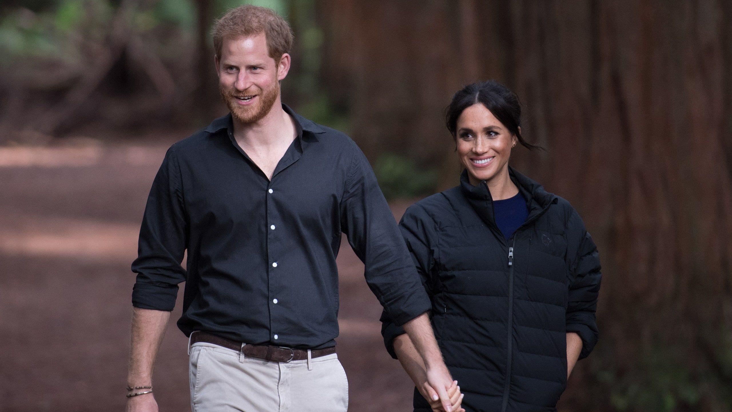 2560x1440 Meghan Markle and Prince Harry Surprised a Couple Hiking in Canada and Took Their Picture