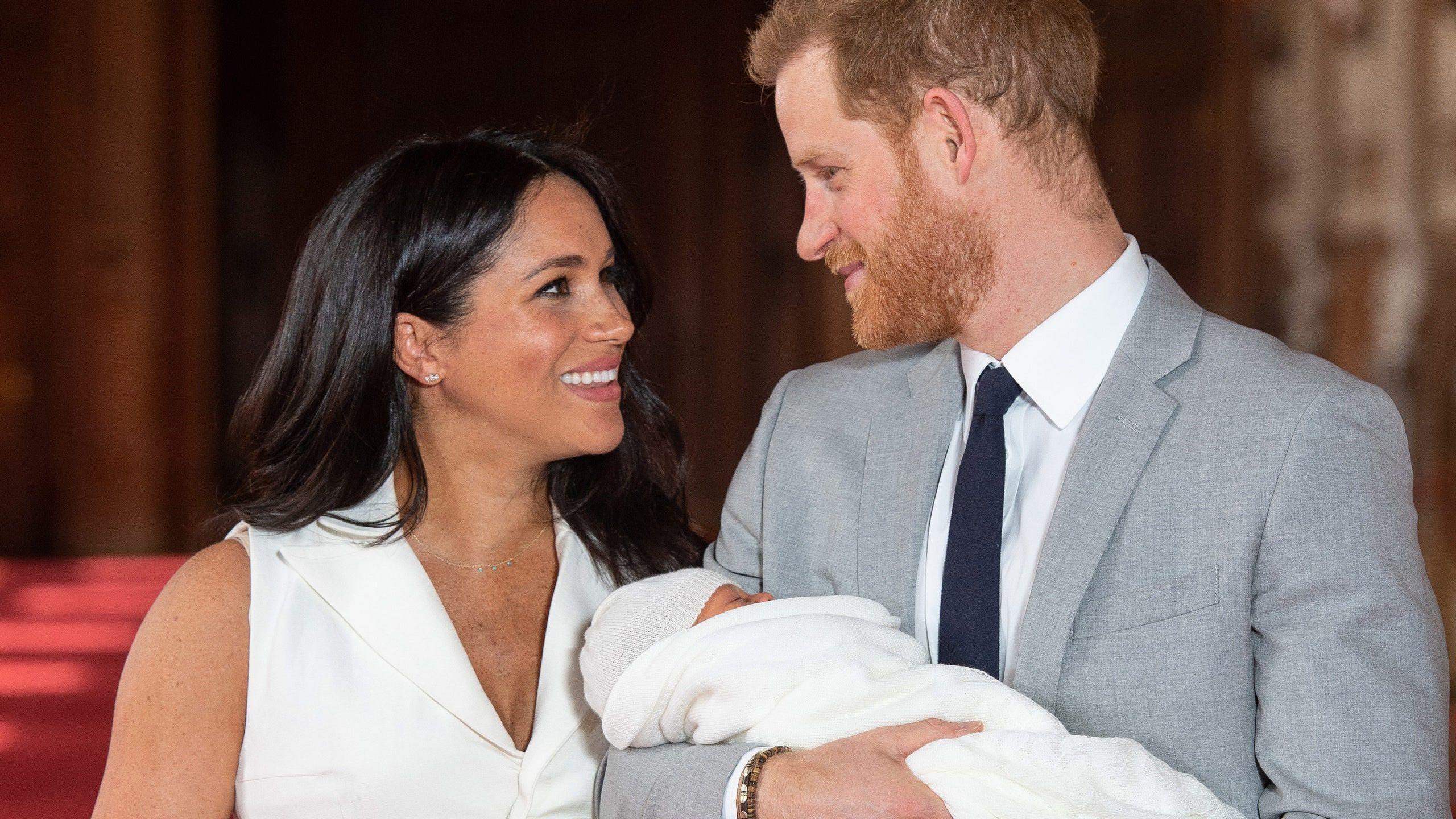2560x1440 Meghan Markle and Prince Harry Introduce Their Newborn Baby Sussex to the World in New Photo