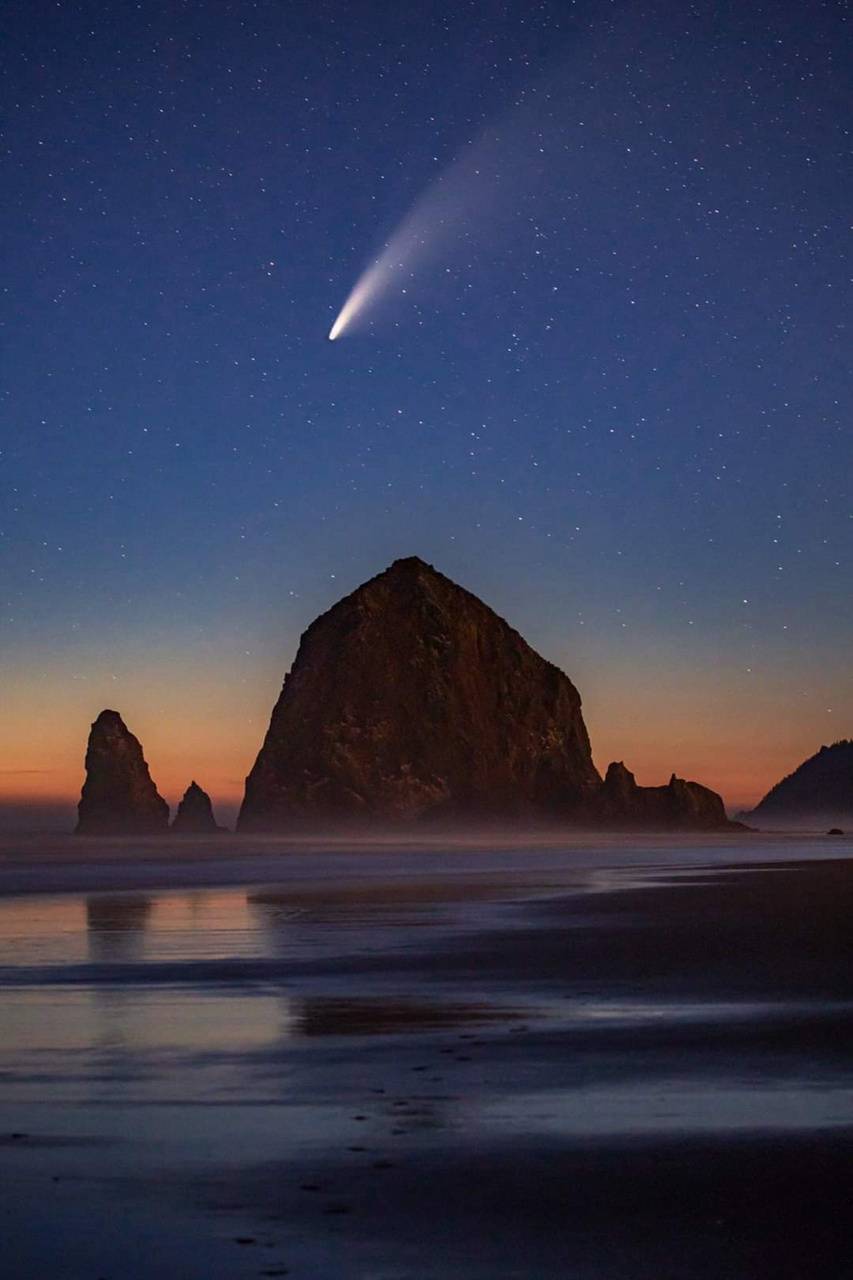 853x1280 Cannon Beach Neowise wallpaper by .