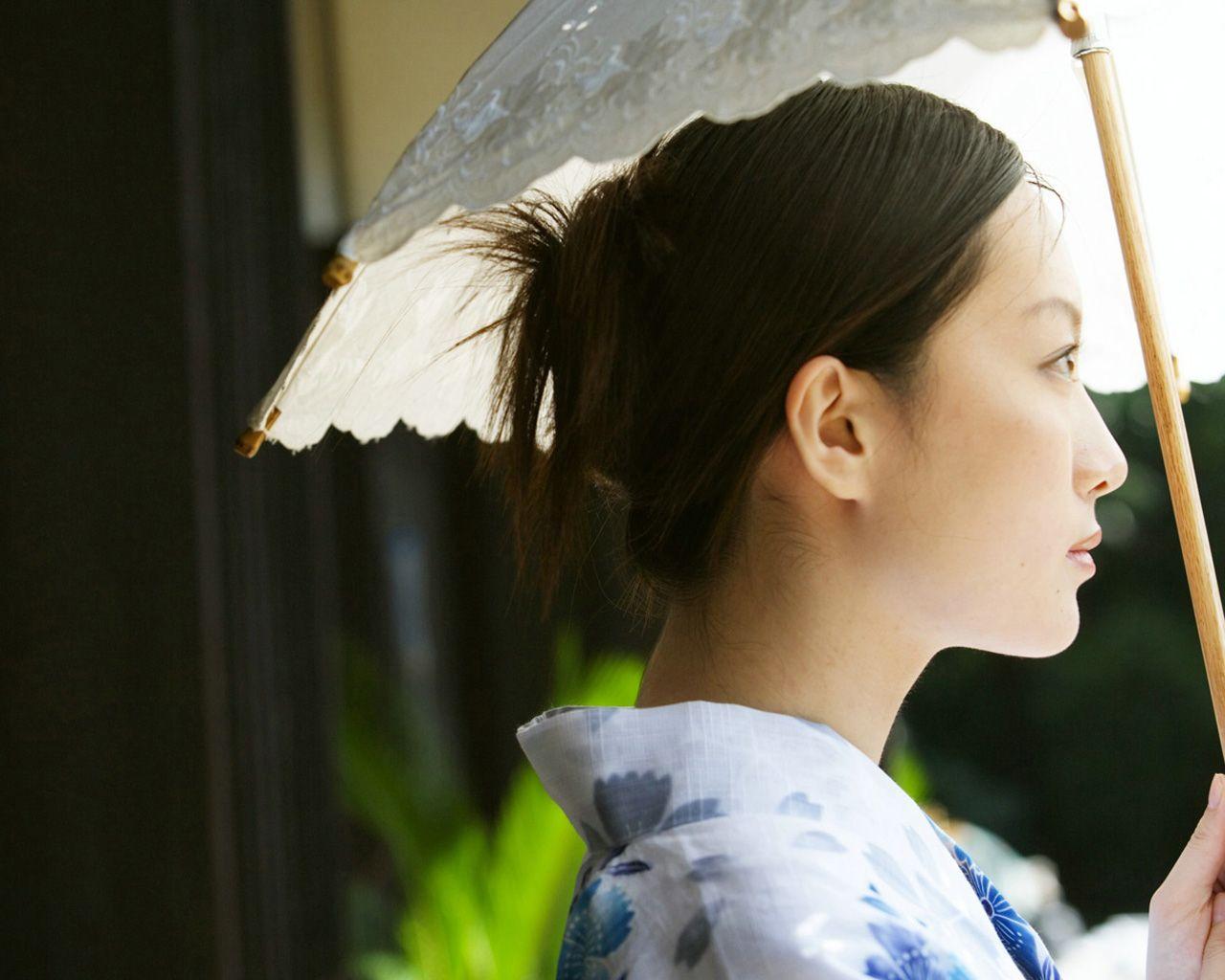 1280x1024 Download Beautiful Woman Wearing A Japanese Kimono Wallpaper