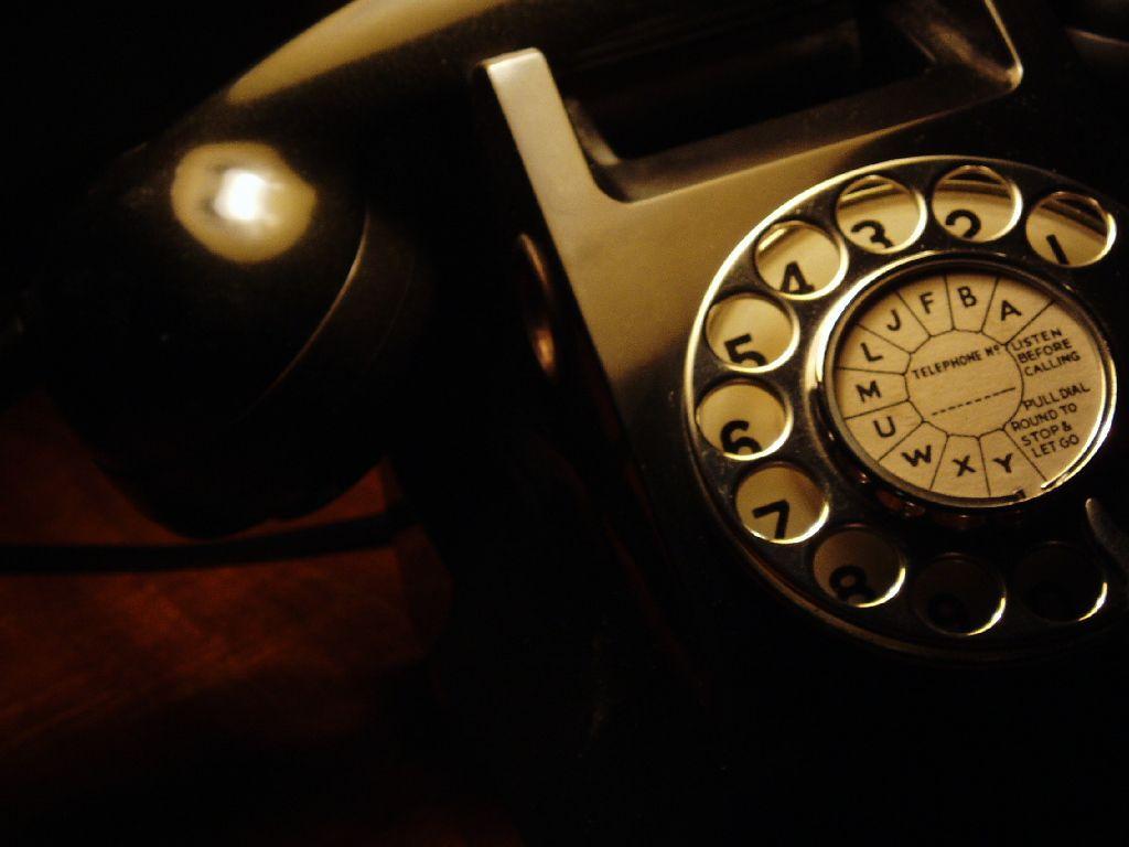 1024x768 Black Telephone .