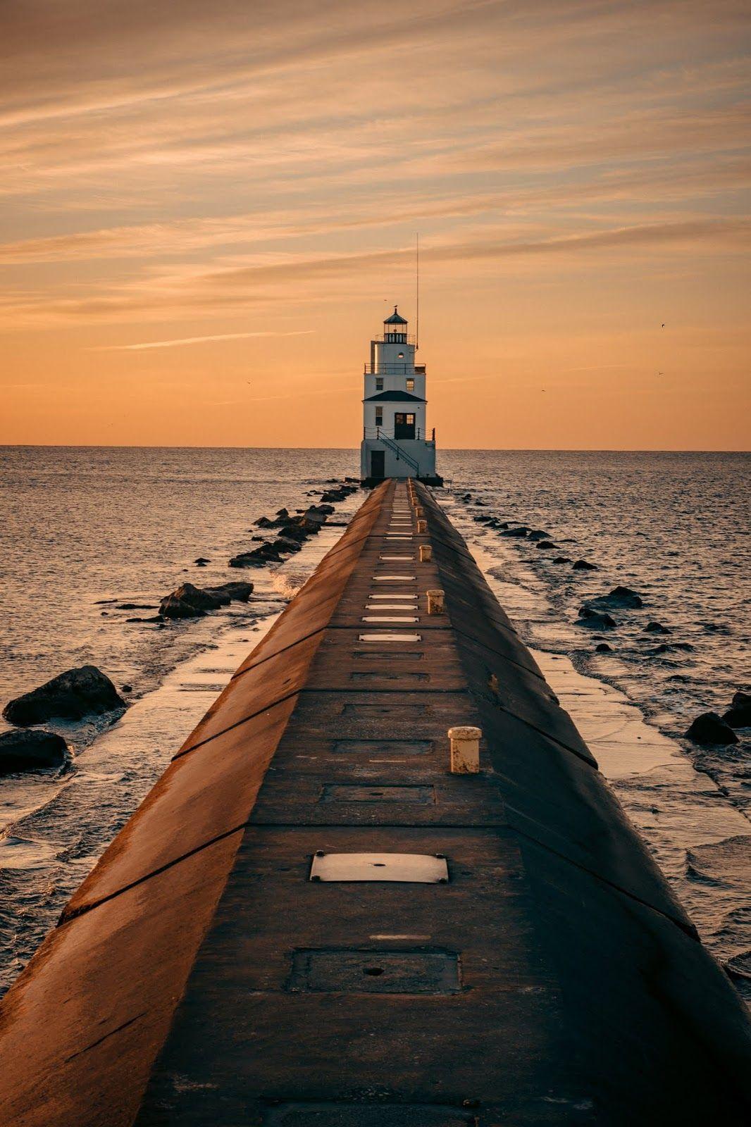 1066x1600 Lighthouse at Manitowoc, United States .