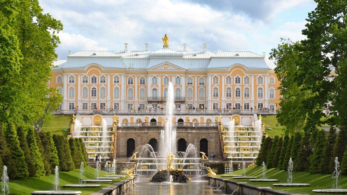 1366x768 Peterhof in St Petersburg, Russia .