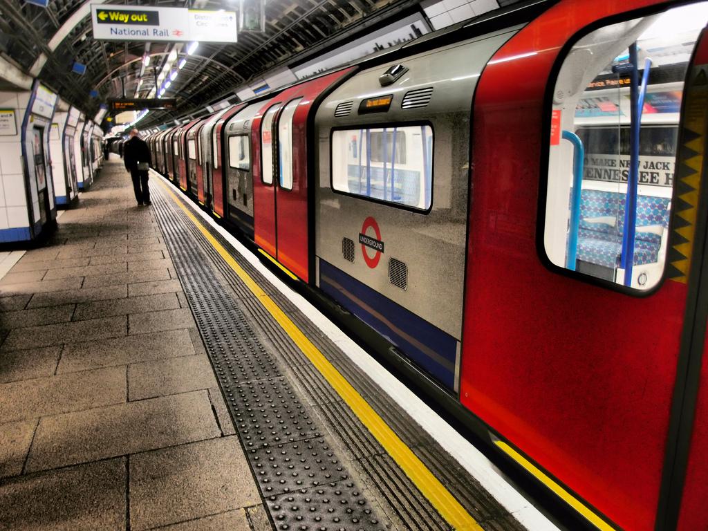 1024x768 London Underground Wallpaper UF74N .