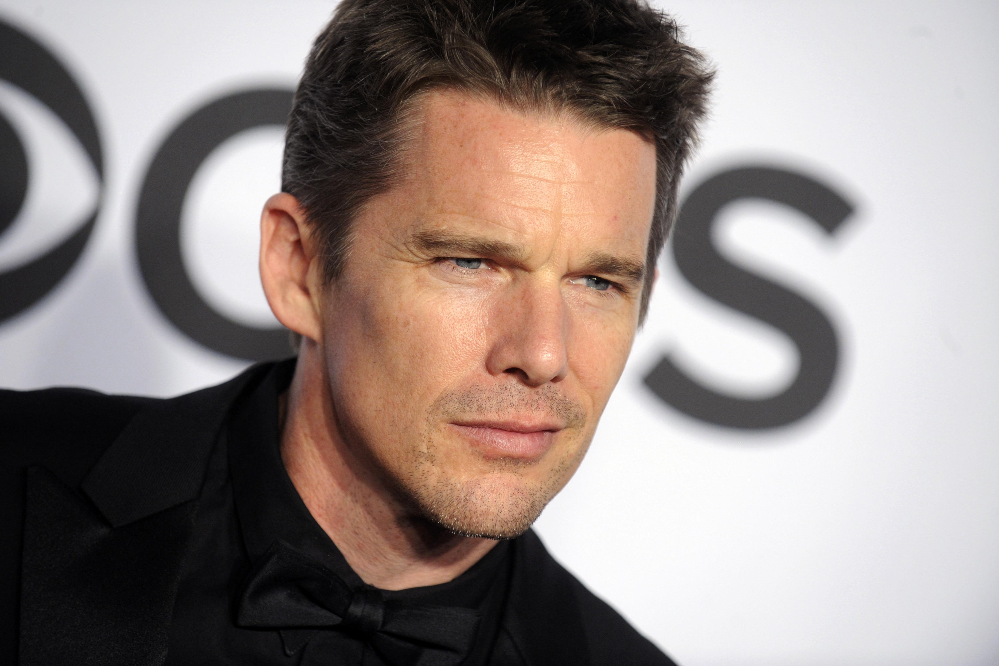 4252x2835 Ethan Hawke Computer