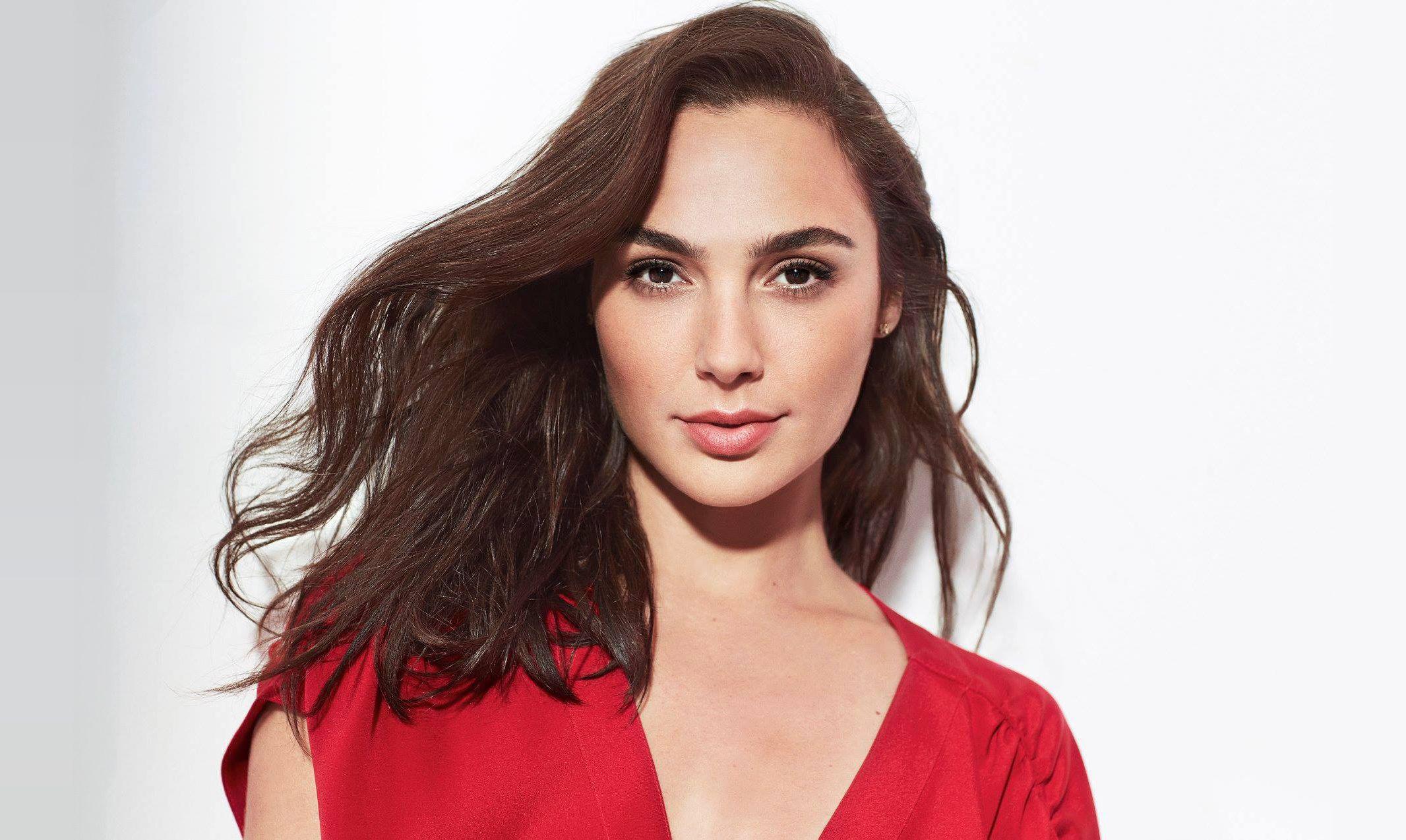 2132x1274 Gal Gadot Revlon Candid Foundation .