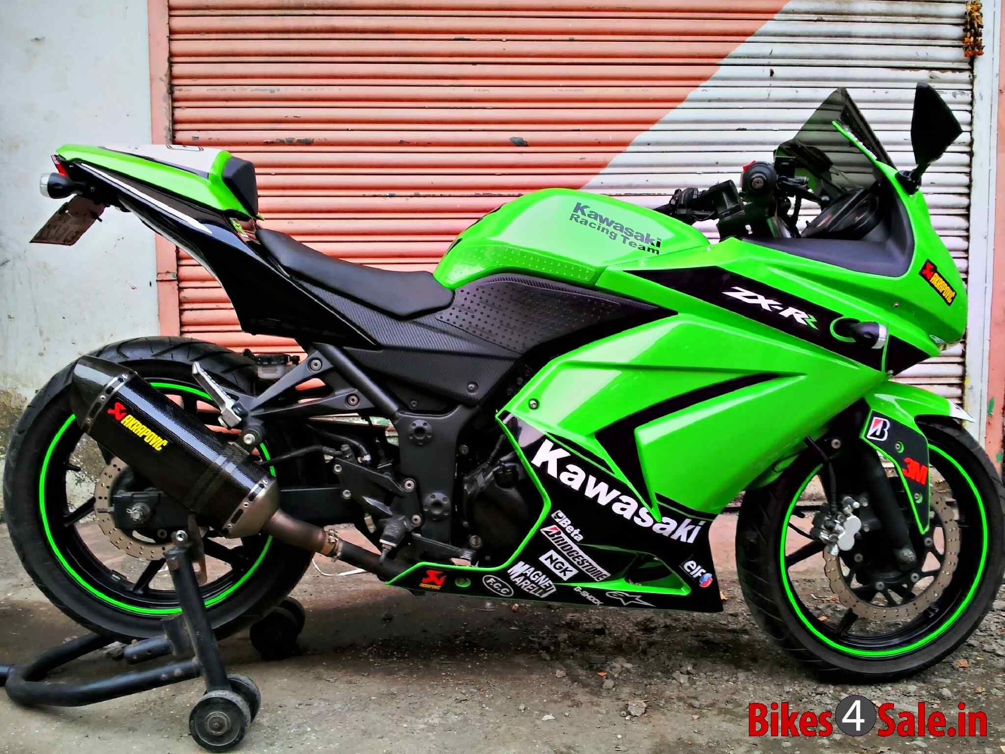 2048x1536 Kawasaki Ninja 300 Black Wallpaper