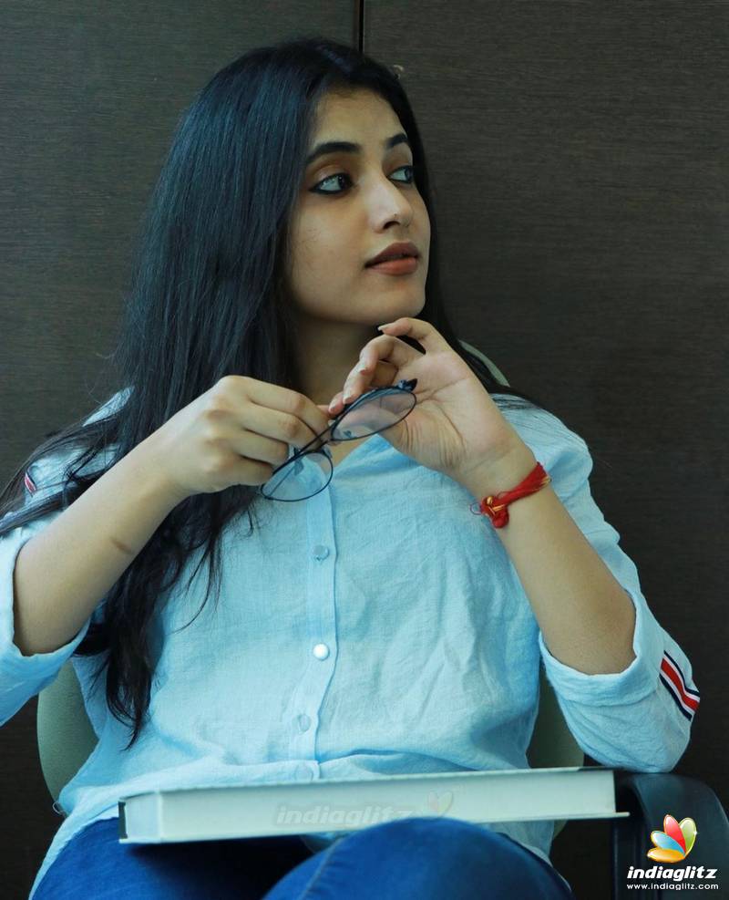 800x987 Priyanka Arul Mohan Photo .