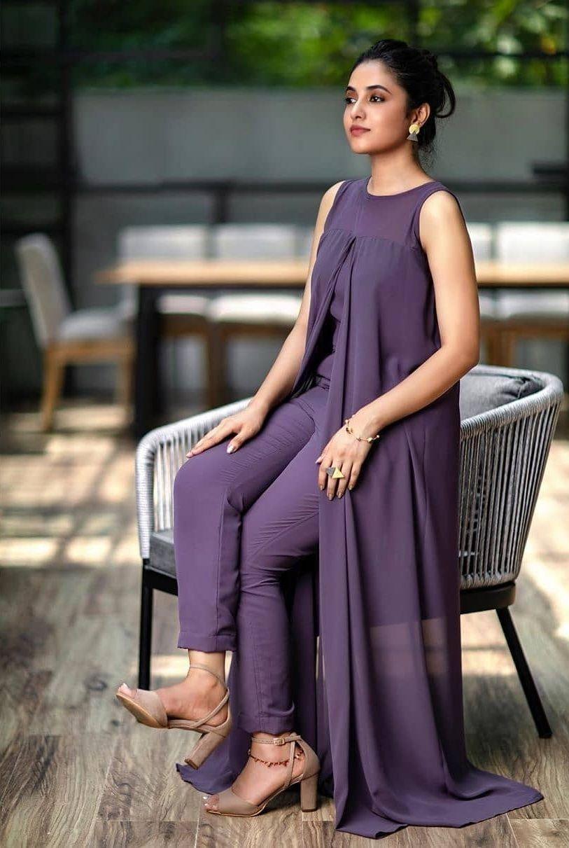 813x1211 Priyanka Arul Mohan Fan Photo .