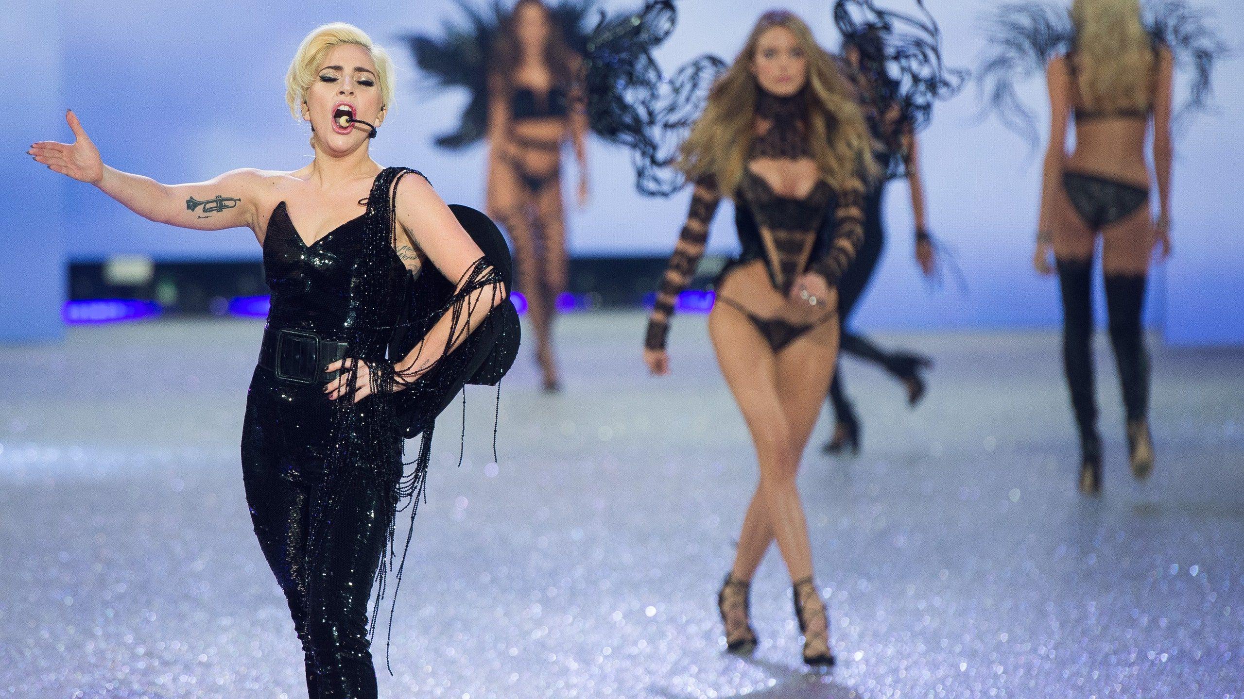 2560x1440 Lady Gaga Performs “A Yo” And John .