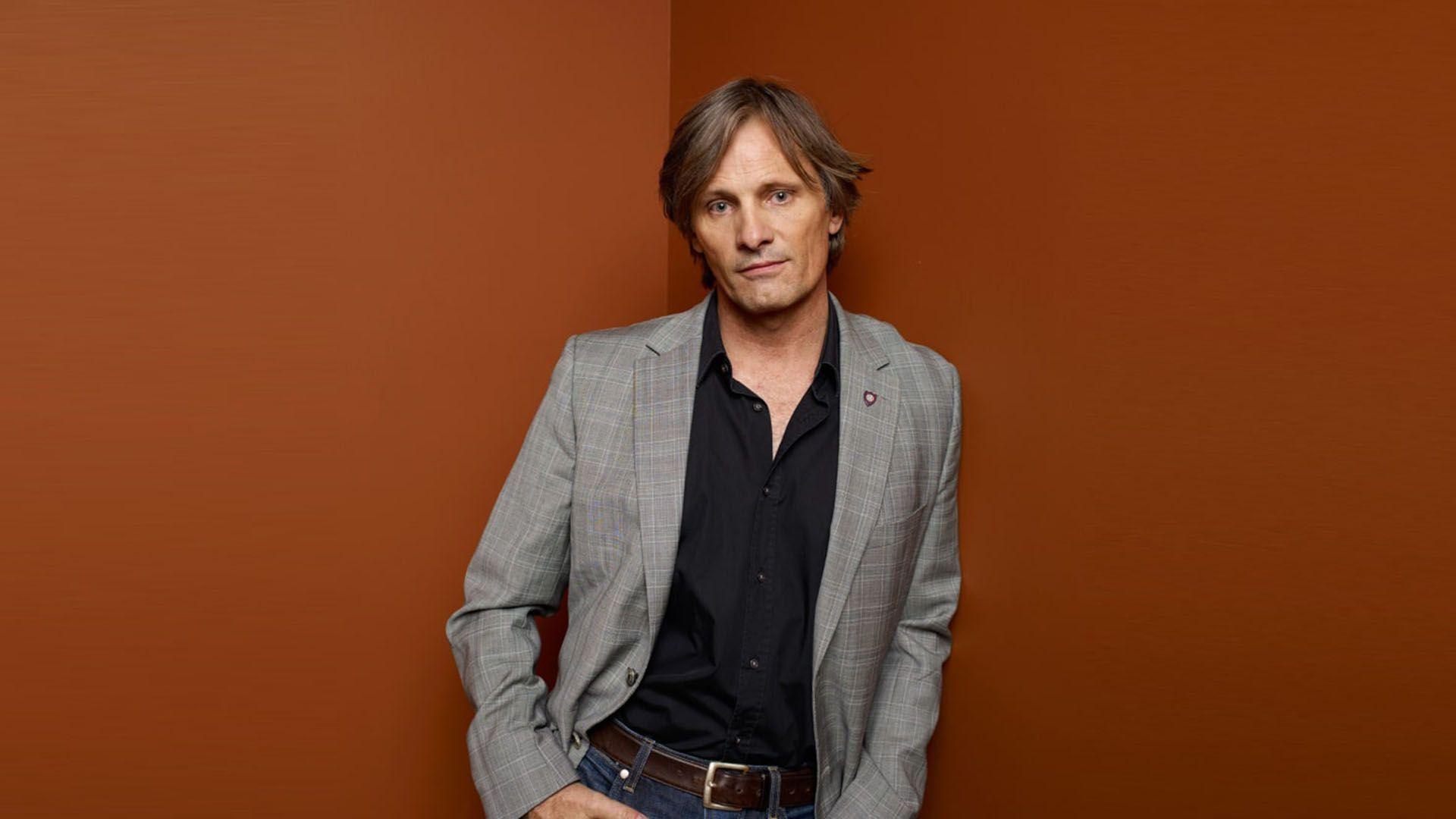 1920x1080 Viggo Mortensen defends playing gay .