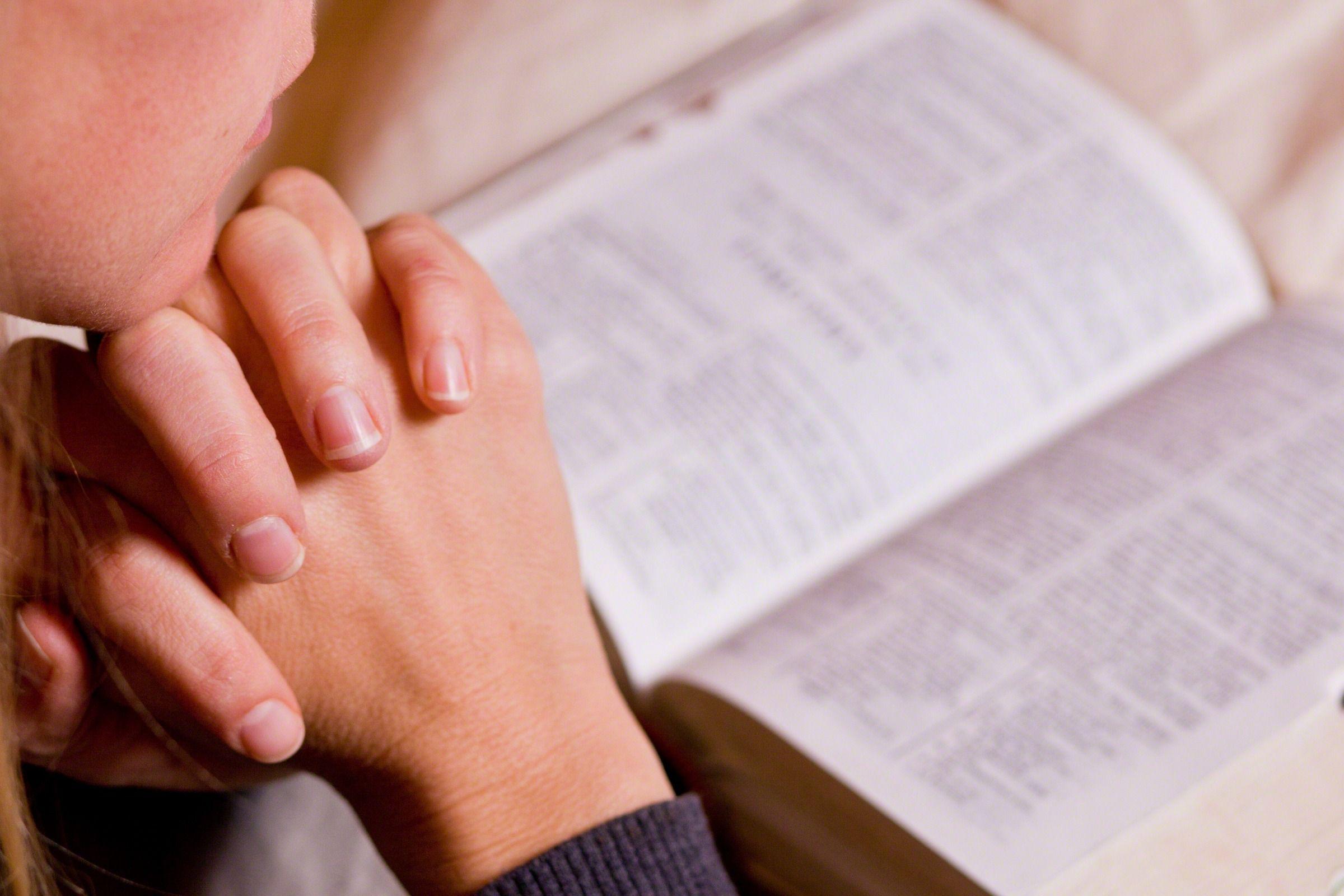 2400x1600 Praying Hands