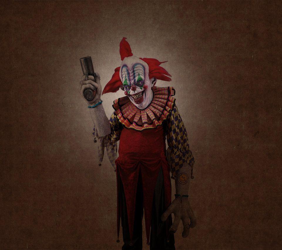 Клоун бандит. Клоун с револьвером.