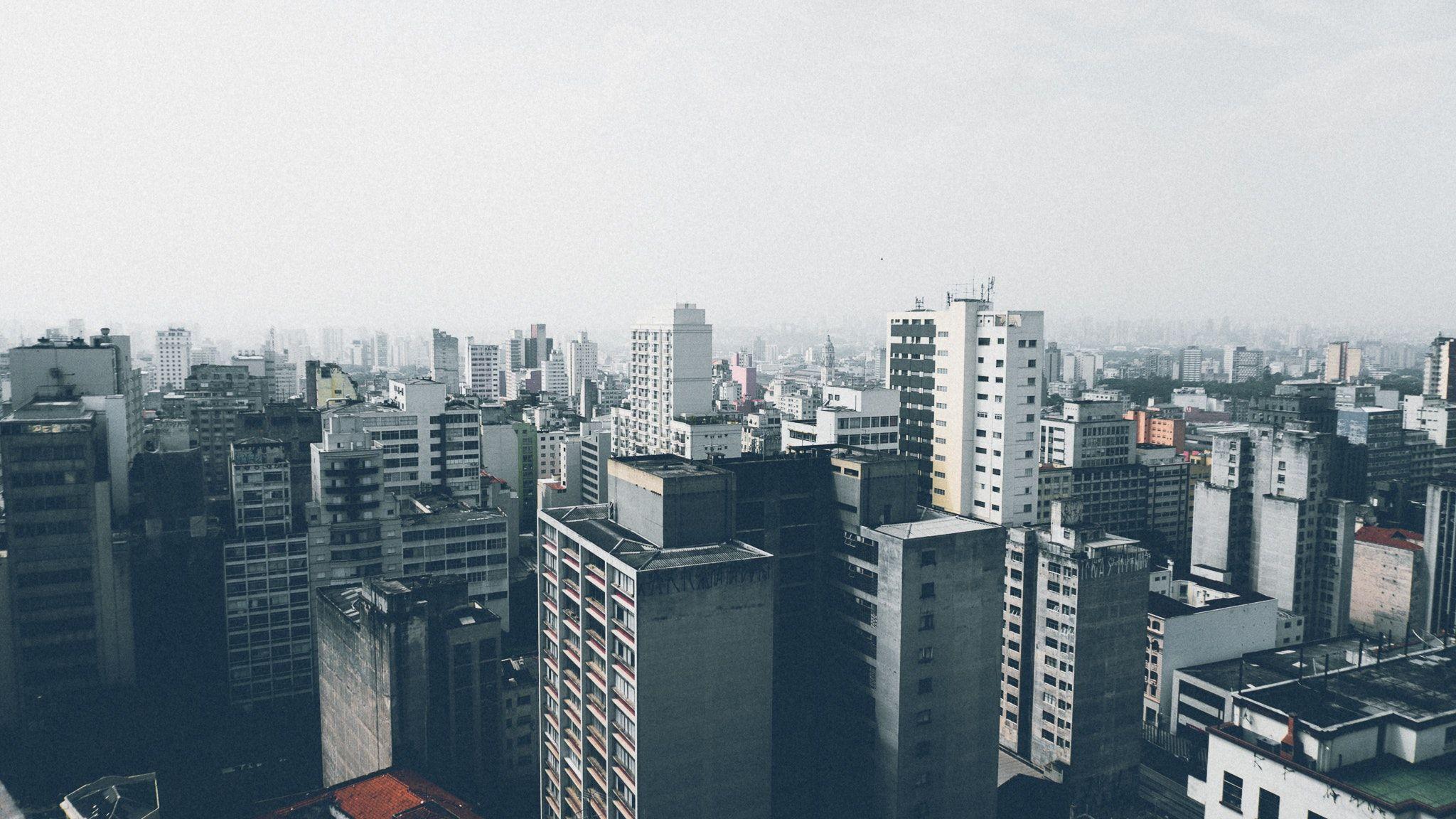 2048x1152 Engaging Urban Photo