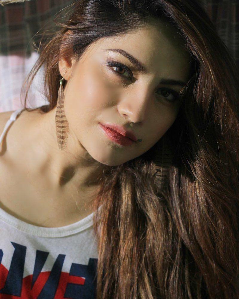 800x1000 Neelam Muneer