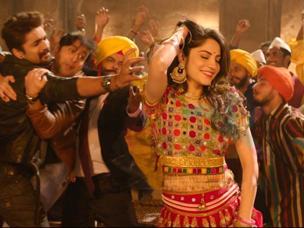 1024x768 Neelam Muneer says she did item song in .