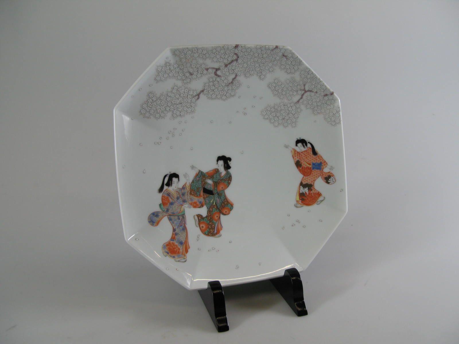 1600x1200 Octagonal porcelain plate depicting three dancing Japanese geishas
