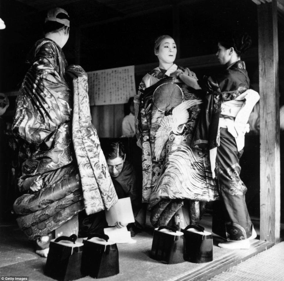 964x954 Memories of the 1950s geisha: Stunning photo celebrate how