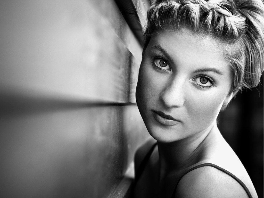 1024x768 Black and white portrait photo 17248044 .com