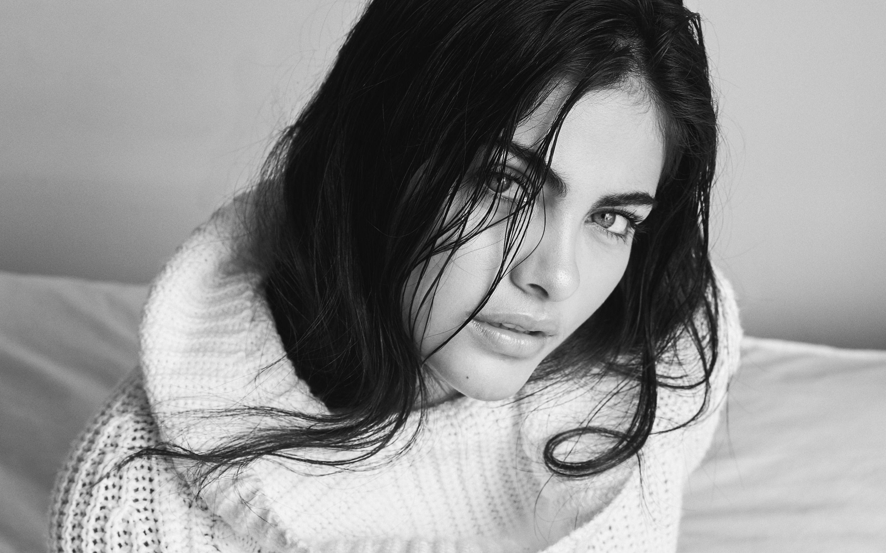 2880x1800 Download wallpaper Sara Orrego, black .