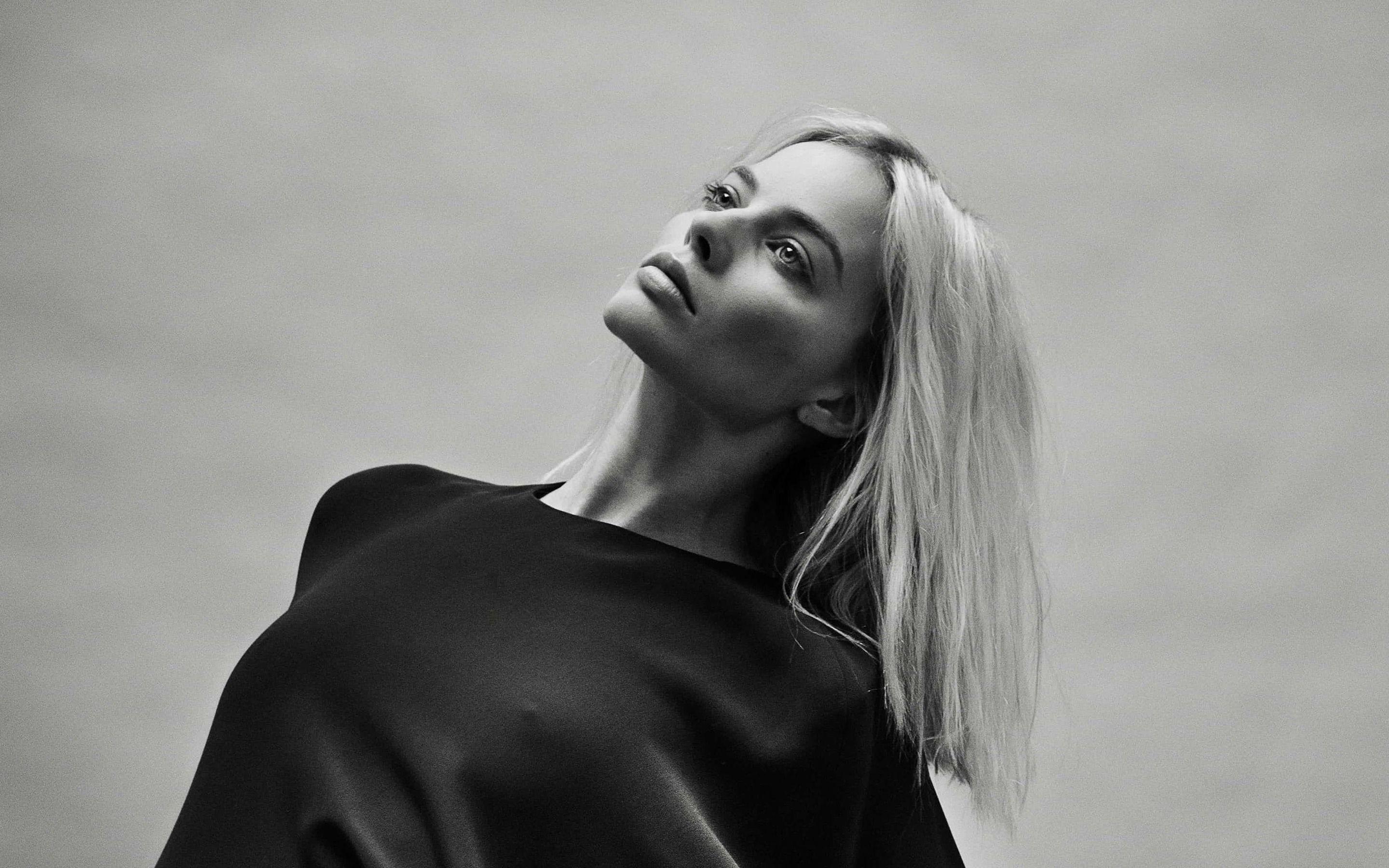2880x1800 Margot Robbie, black and white photo .