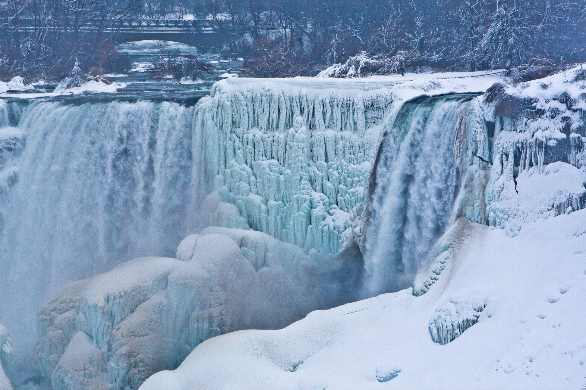 Frozen fall. Ниагарский водопад замерз. Ниагарский водопад зимой. Водопад Ниагара зимой. Зима 1932 Ниагарский водопад.