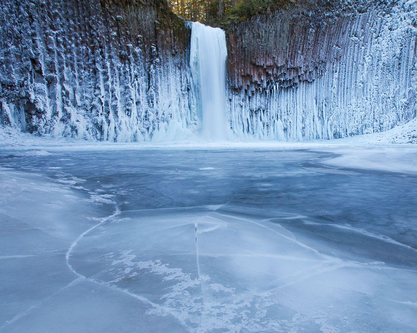 Водопадами стали. Водопад Абиква, Орегон. Водопад Abiqua, Орегон США. Водопад Абиква, штат Орегона. Замерший водопад Фенг Колорадо.