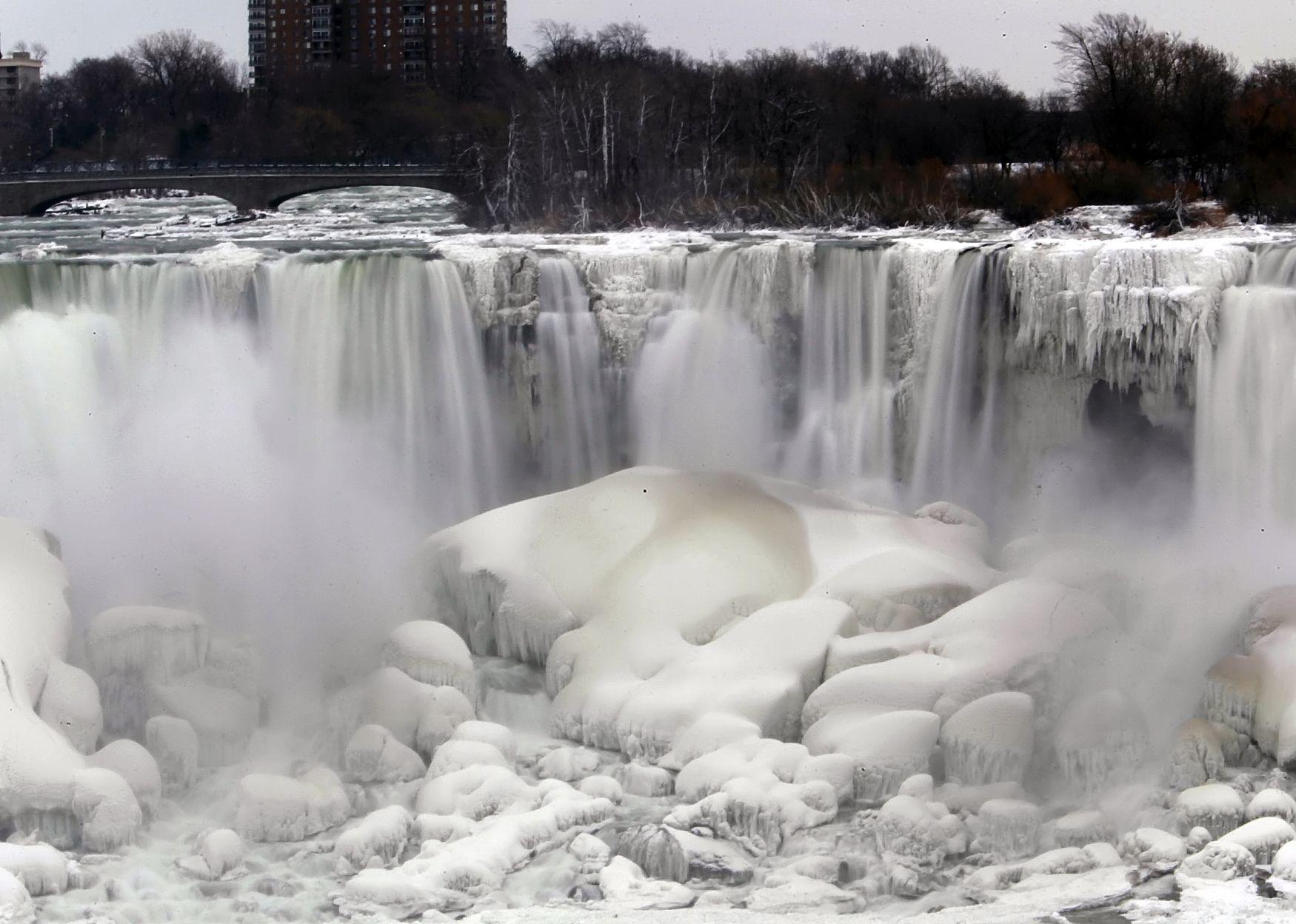 1750x1248 Extreme cold transforms Niagara Falls .