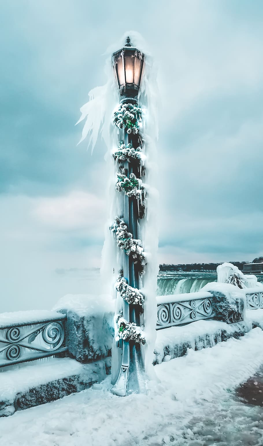 910x1540 Canada, Frozen, Niagara Falls, Winter .