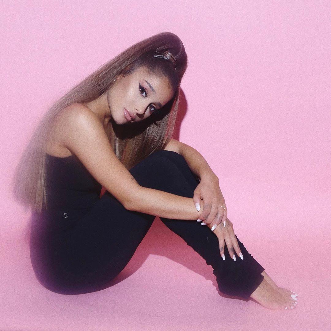 1080x1080 Ariana Grande .theplace2.ru