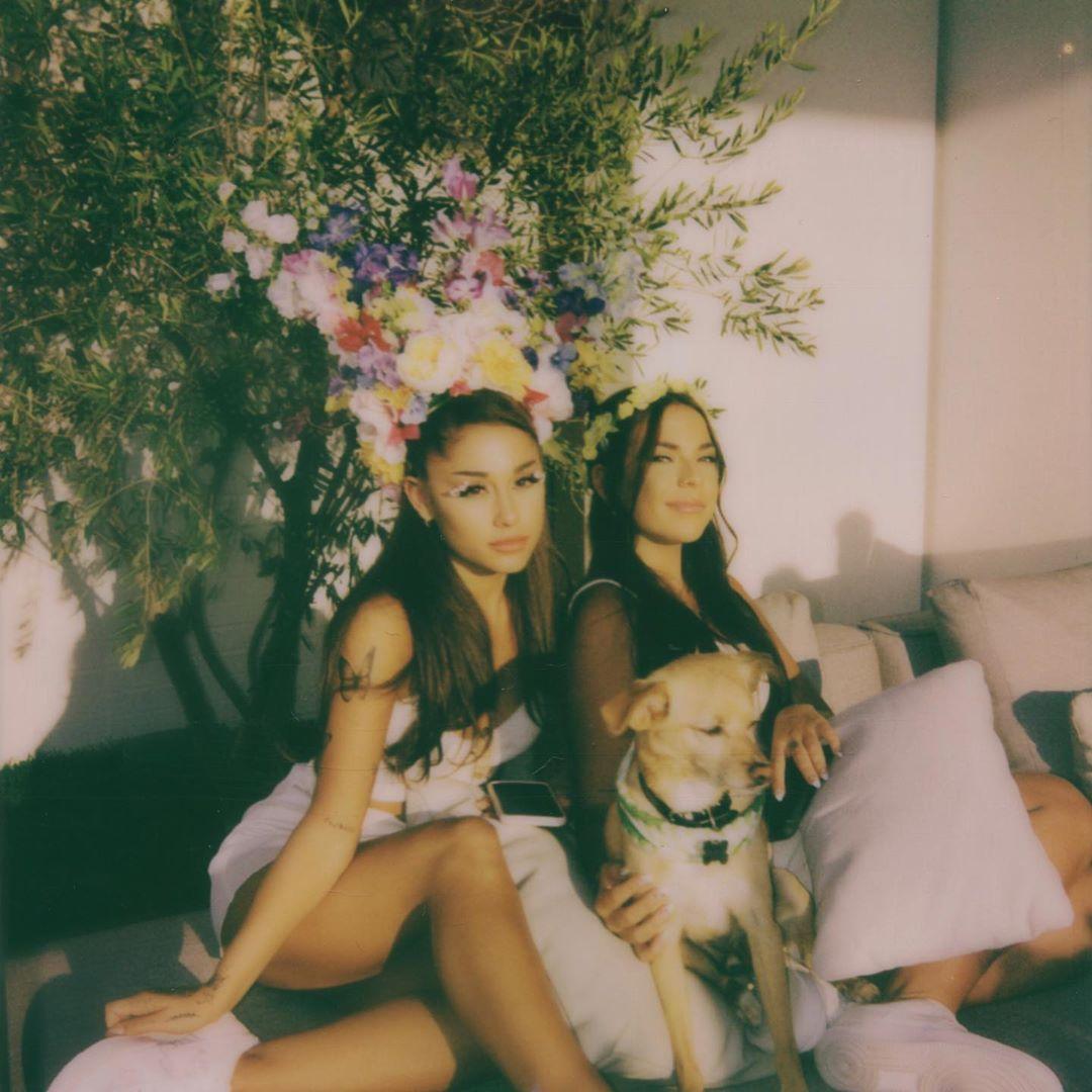 1080x1080 Ariana Grande LIGHTS UP Instagram .