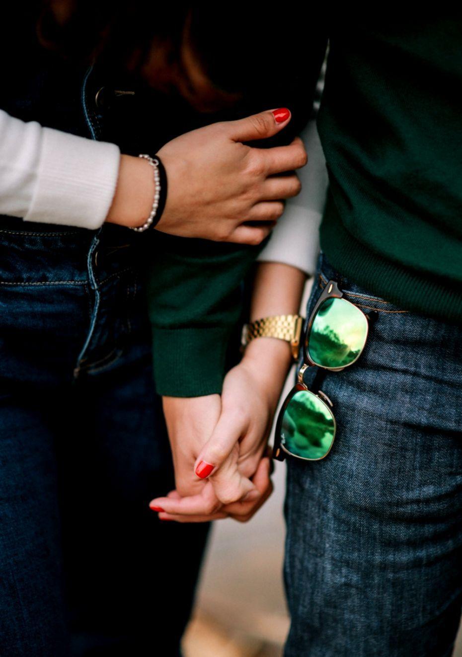 930x1323 Holding Hand Picture Download Free .