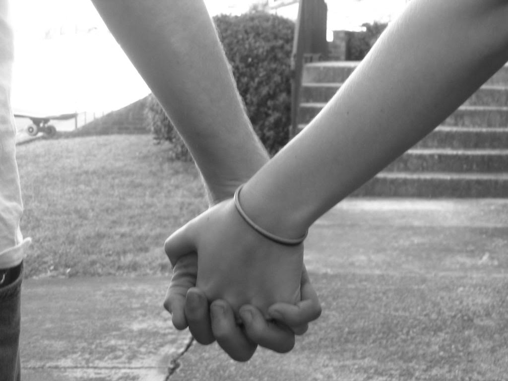 1024x768 Couple Holding Hands Black And White .